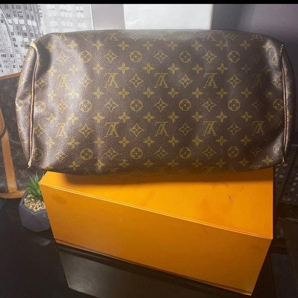 Authentic Louis Vuitton Monogram Speedy 40 - Picture 8 of 12